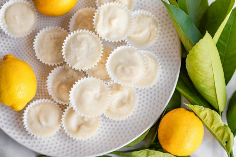 keto grăsime bombe ulei de nucă de cocos lămâie nuci de pin vegan