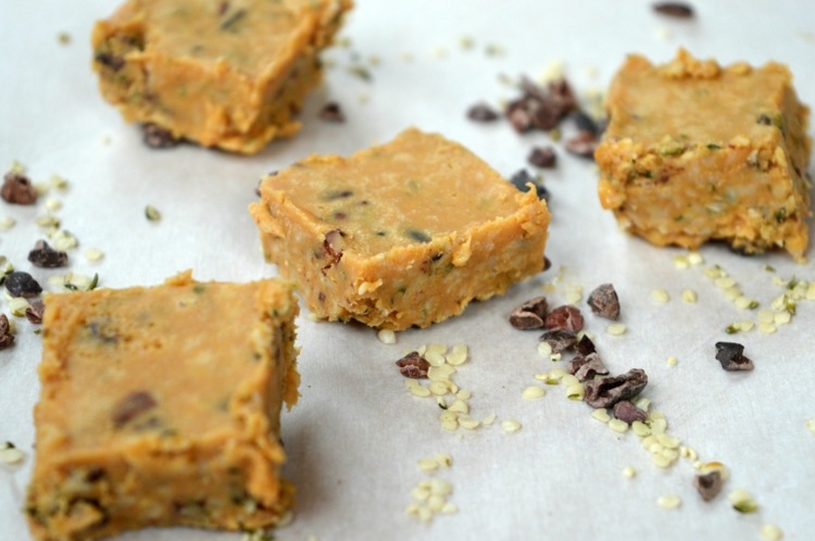 semințe de cânepă cacao chia ulei de nucă de cocos bombe grase ceto vegane