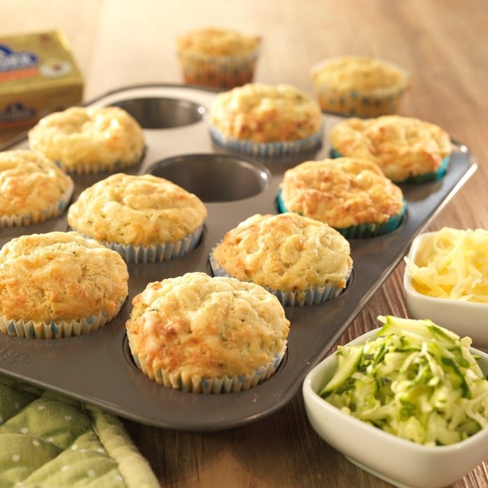 Coaceți brioșele cu brânză și dovlecei Rețetă de tort cu brioșe-brânză-dovlecei