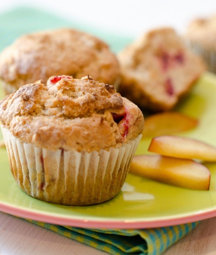 Coaceți brioșe fără gluten cu scorțișoară și prună brioșe fără gluten-scorțișoară-zahăr brun-prune