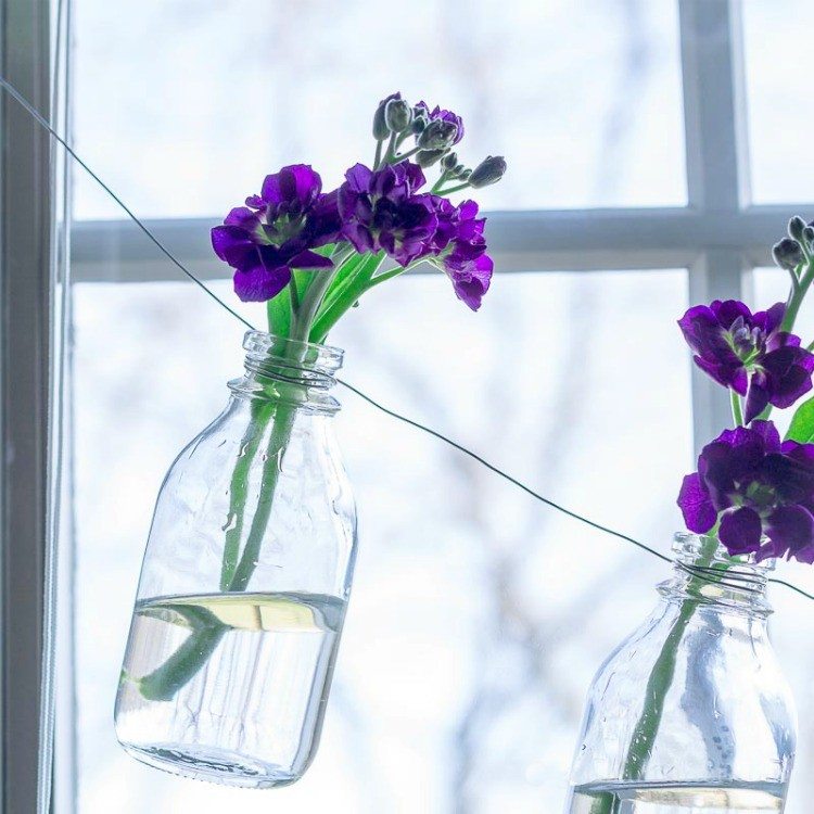 Faceți o ghirlandă de sticle ca decor de agățare pentru fereastră