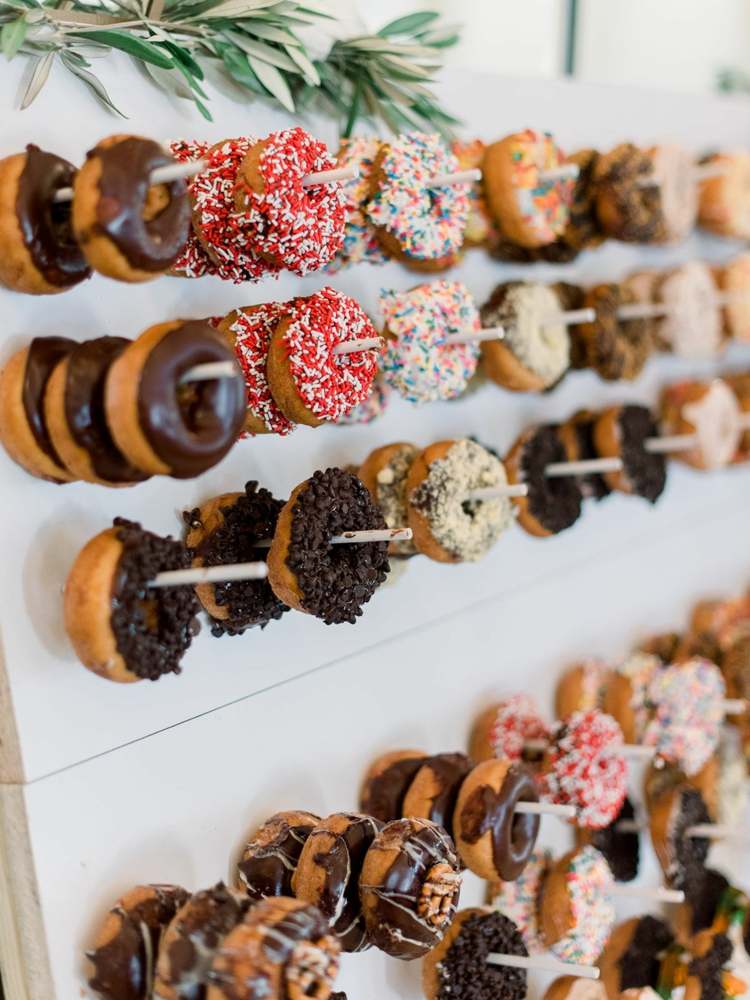 Donut Wall cu diferite tipuri de glazuri