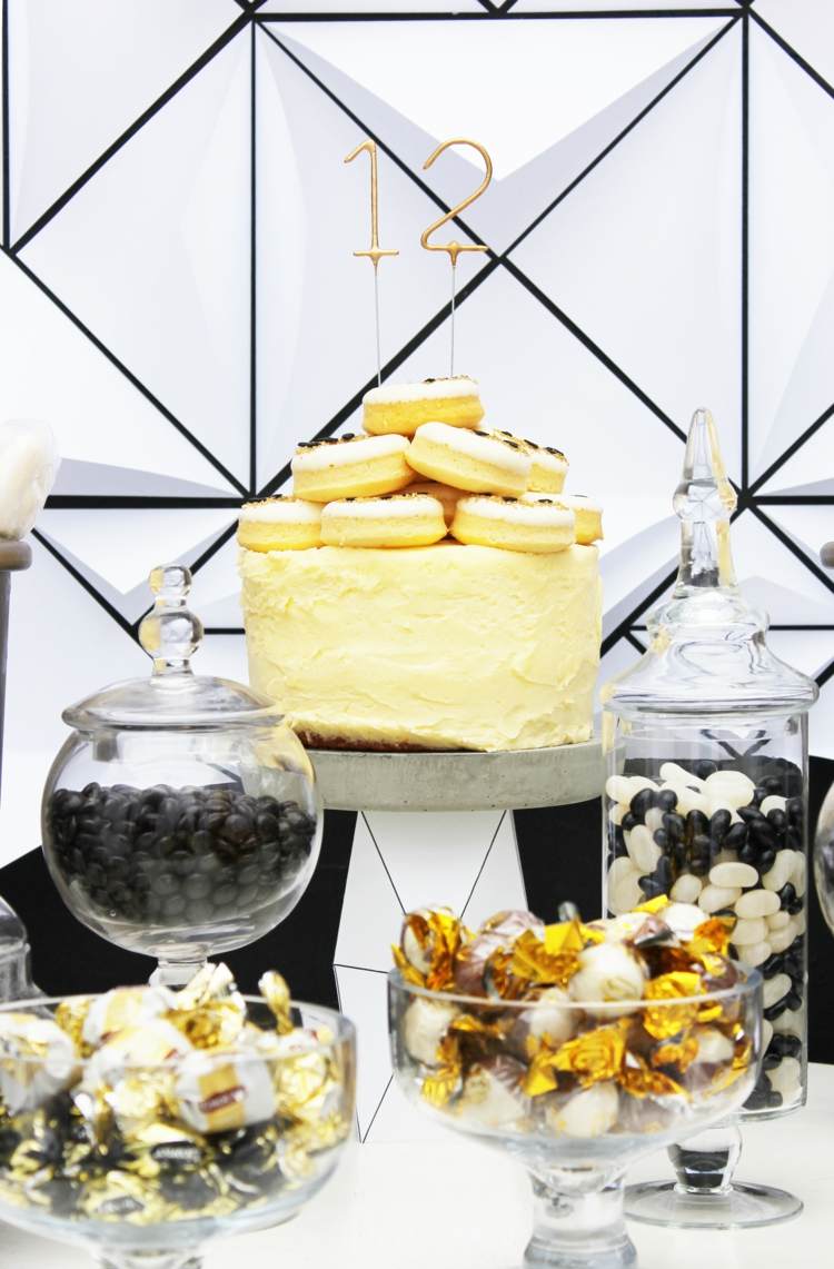 Tema petrecerii în negru și galben cu gogoși glazurate