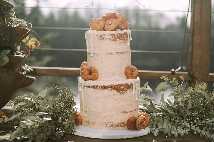 Decorează tortul de nuntă gol cu ​​gogoși