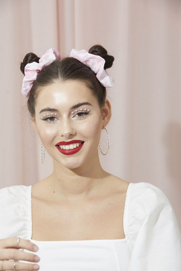 Coafuri cu Scrunchies Două chifle Coafuri Coafură Coafură păr lung
