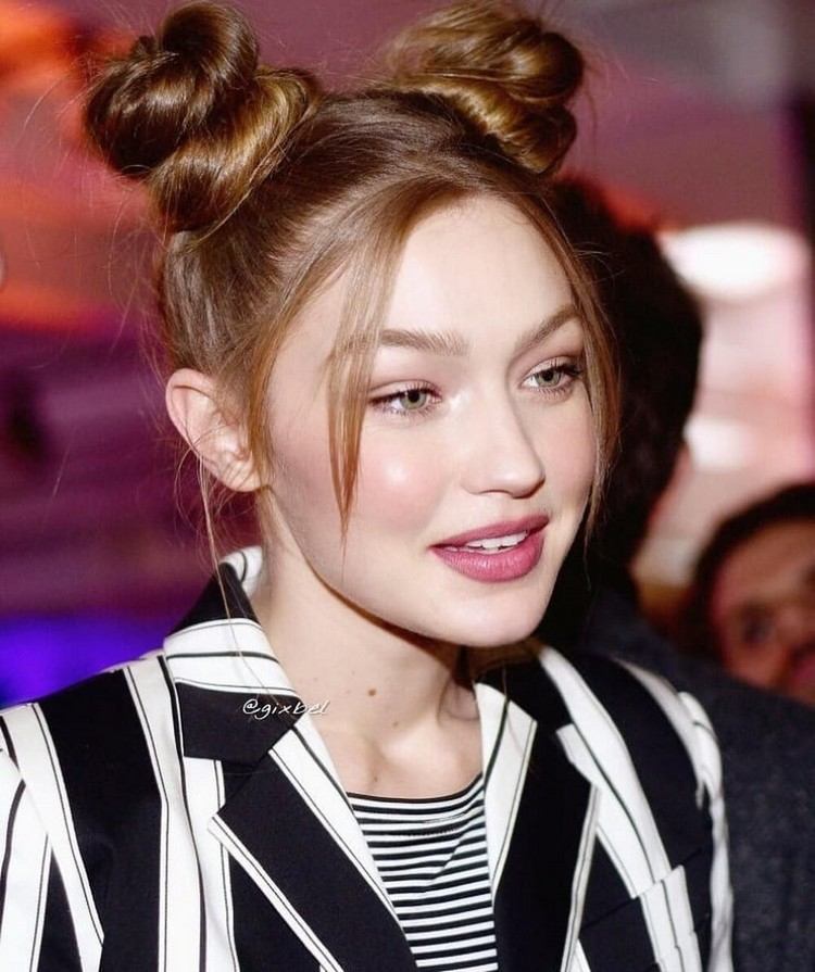 Gigi Hadid Coafuri Coafura Two Bun cu Bangs Two Buns Coafuri