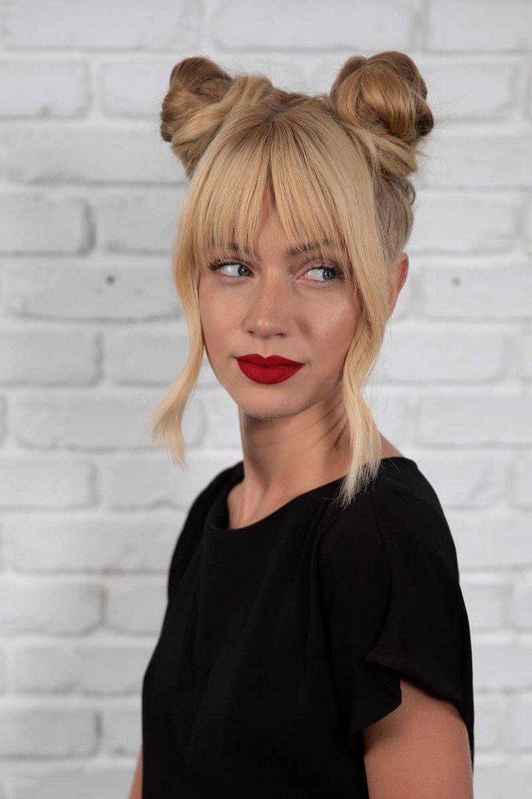 Coafura Bun cu Bangs Two Buns Coafuri Updos pentru parul lung