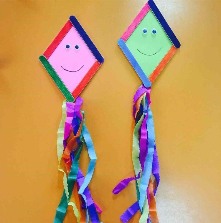 Realizați zmee din bastoane de gheață și hârtie în culori vii