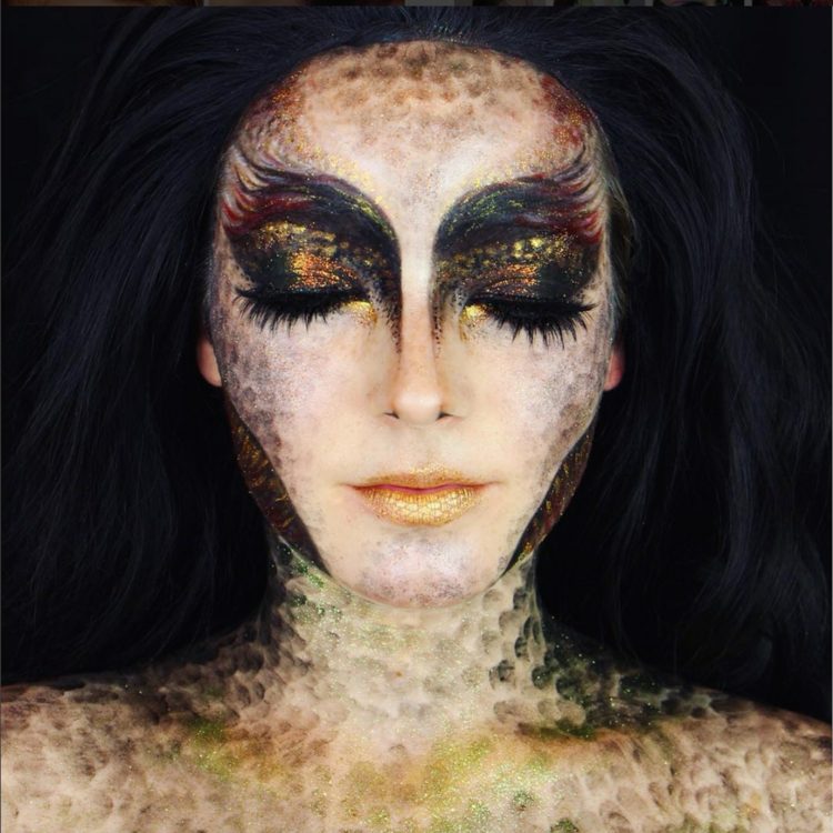 Halloween machiază ochi de dragon buze decolteu aur negru