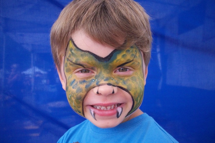 ochii de dragon alcătuiesc copii de carnaval