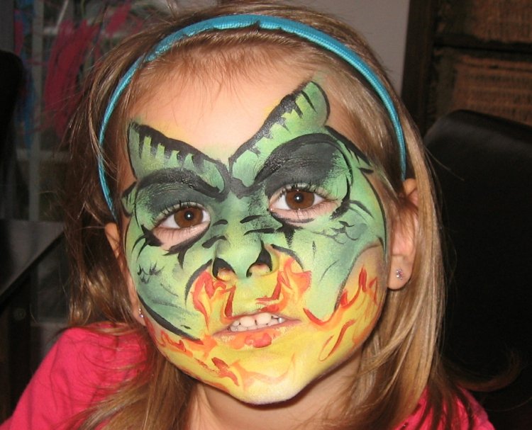dragonul de carnaval alcătuiește foc galben roșu verde