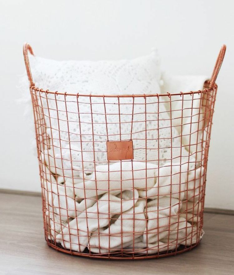 coșuri de sârmă-depozitare-cupru-culoare-pături-perne-stivare-vârf