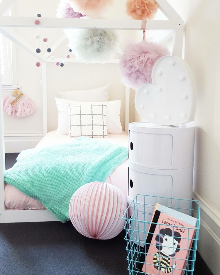 coșuri de sârmă-spațiu de depozitare-cameră-copii-decorare-albastru-magazin-de-cărți