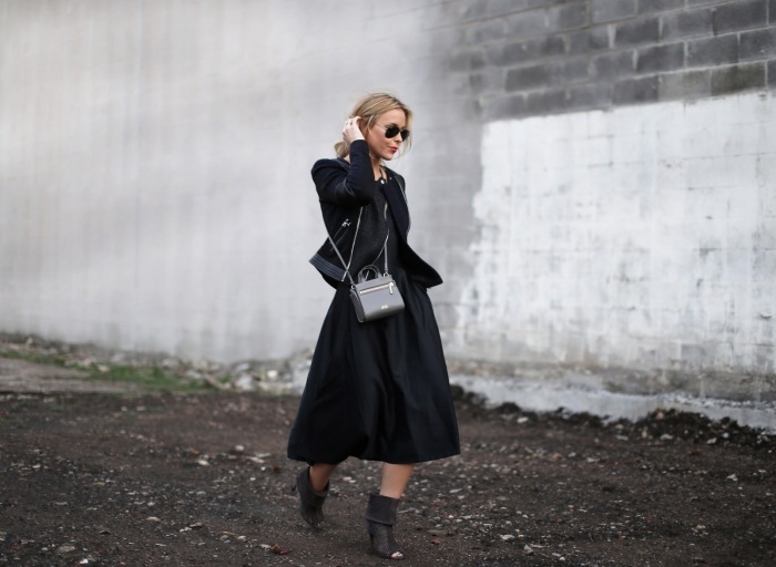 Ținută modernă de toamnă în trench negru și cizme cu degetele deschise ținută-modernă-all-in-black-ideas-trench-coat-boots-with-open-toes