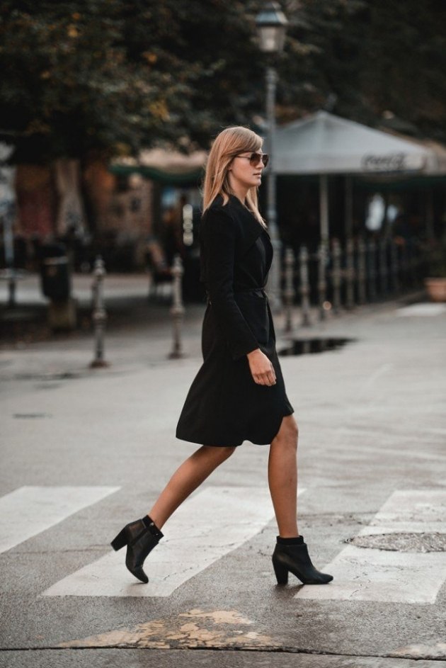 Idei de toamnă pentru o ținută modernă, toate în rochie de dama neagră cu curea idei-toamna-tinuta-all-in-black-modern-botine-cizme-rochie-doamna-cu-curea