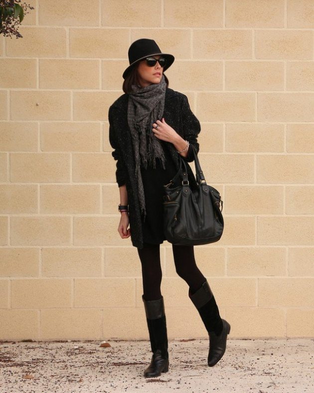 ținută modernă de toamnă totul în negru cu pălărie și eșarfă costum-modern-de-toamnă-all-in-negru-cizme-din-piele-eșarfă-de-pălărie