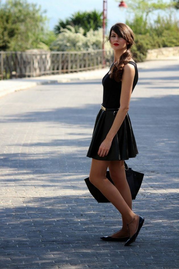tinuta chic de vara in rochie neagra sau fusta cu centura, balerini Costum de vară-all-in-black-fusta-cu-centură-coadă-de-cal-jos-la-lateral