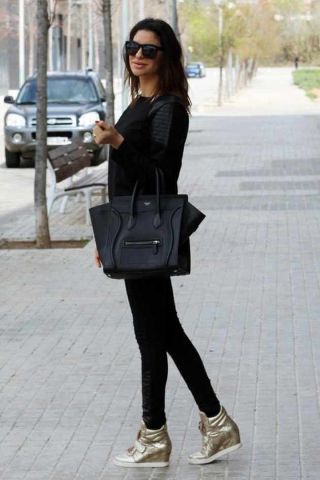 Îmbrăcămintea pentru femei, toate în adidași negri, cu pană aurie, oferă contraste Ținute-pentru-doamne-all-in-black-fashion-toamnă-adidasi-cu-pene-aurii
