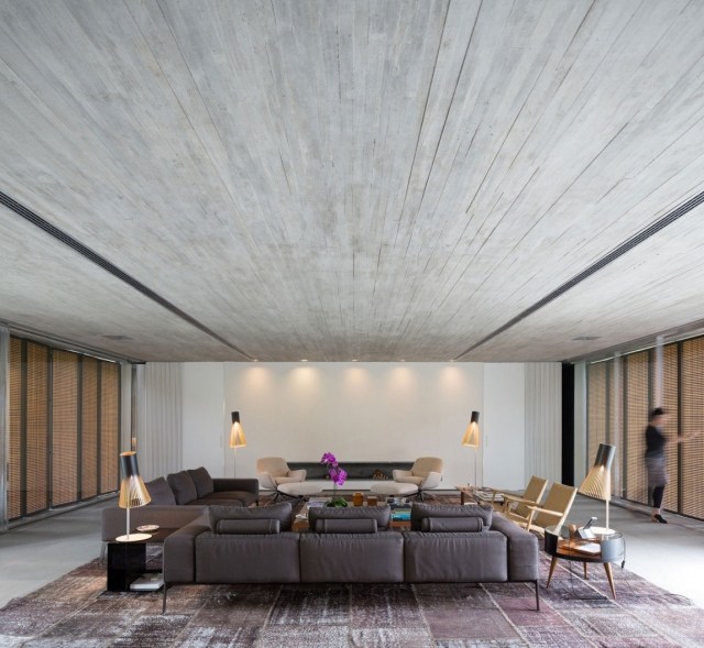 Living spațios, cu set de canapele, ușile glisante, acces la grădina-P-House Set canapea în living idei de design uși glisante acces la grădină-P-House