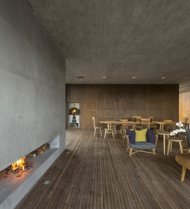Casă din beton șemineu interior interior modern placare cu pardoseală din lemn amenajări interioare șemineu interior pardoseală din lemn scândură