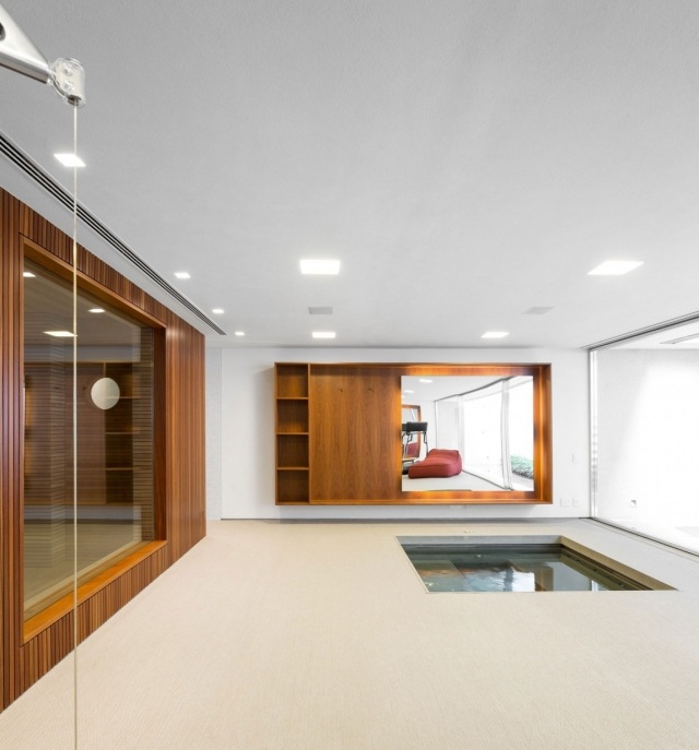Casă braziliană modernă din beton cu vedere la piscina interioară Arhitectură braziliană casă de beton piscină interioară modernă