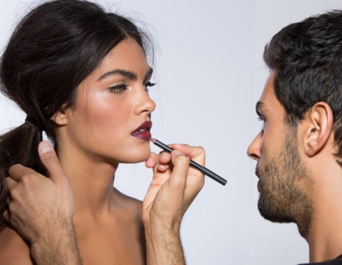 Aplicați buze întunecate-vampy-elegant-aspect-elegant-sprâncene-gel