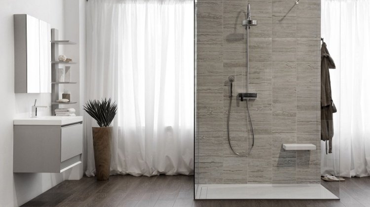 walk-in-shower-podea din lemn-zonă umedă-bancă-chiuvetă-oglindă-dulap-perdele-moderne-albe