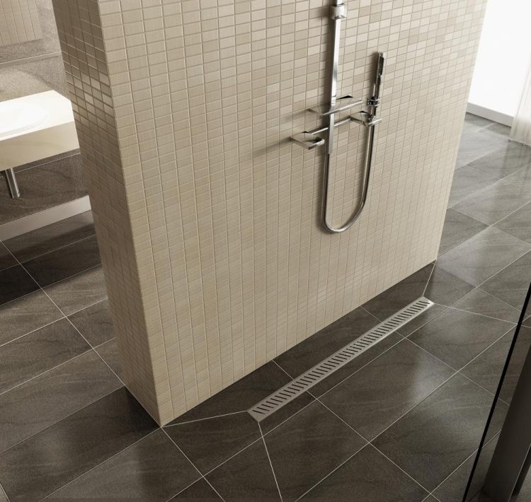 peretele despărțitor-duș-bej-bej-maro-închis-mozaic-piatră