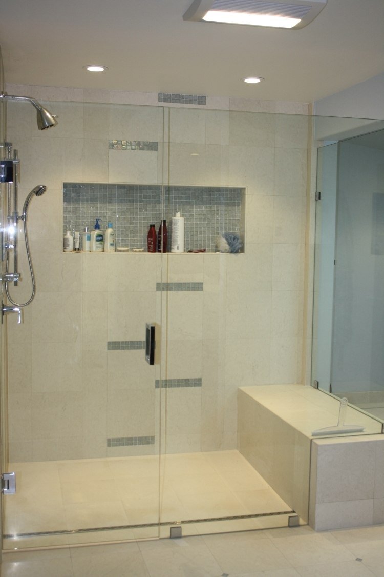 walk-in-shower-white-tile-bench-zidărie-sticlă-robinet-nișă