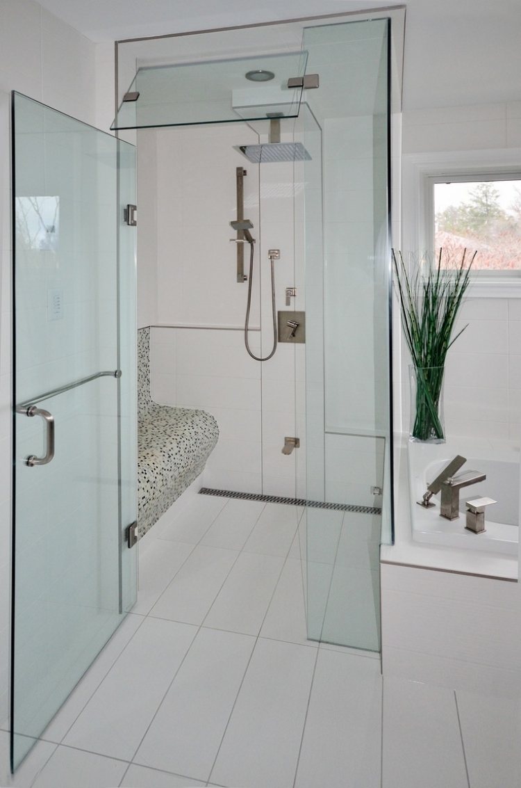 cabină de duș-alb-mozaic-bancă-zidărie-duș cu efect de ploaie