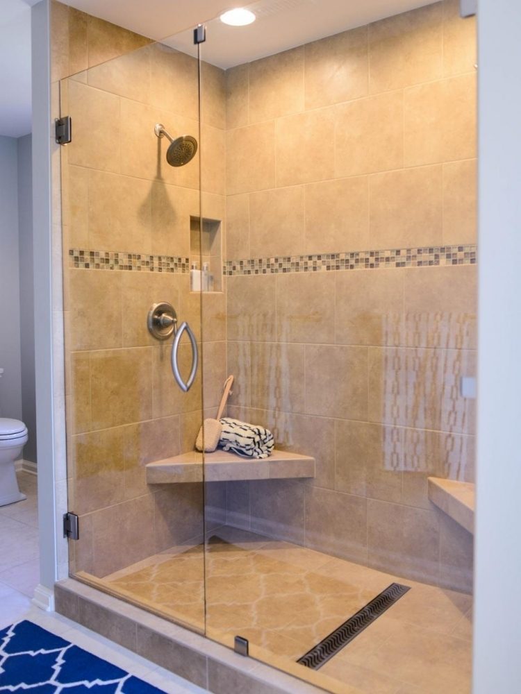 walk-in-shower-shower-cabina-gresie-friza-mozaic-pietre-crem-alb-fitinguri-banc-netede