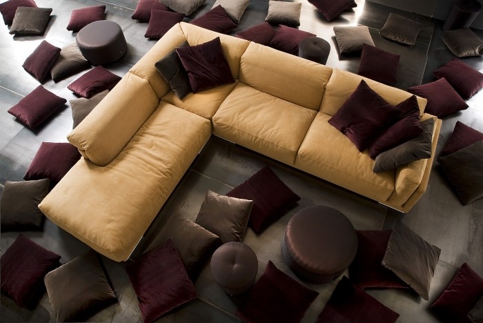 canapea lounge moderna cu functie de dormit space in galben nisip canapea-colt-moderna-cu-functie-de-dormit-Espace-nisip-galben-cu-perne-de-canapea