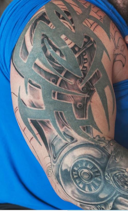 Eddie prikriti tetovažu