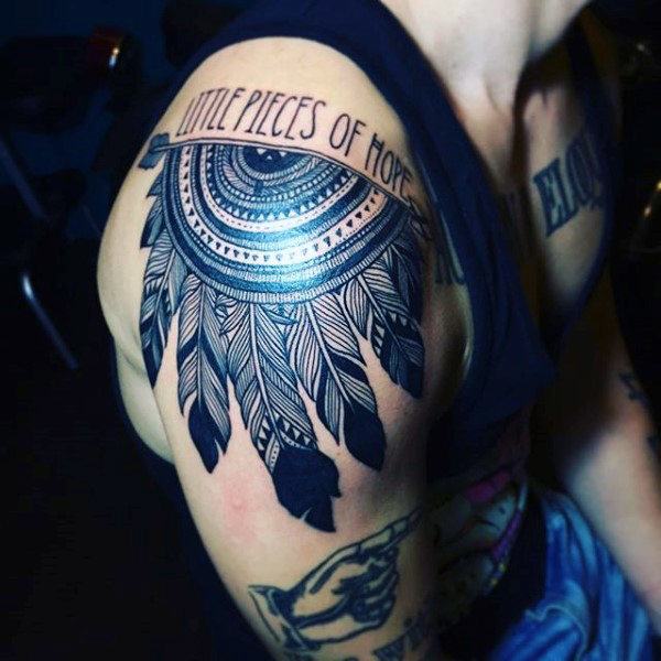 Enobarvna tetovaža perja v modri in črni barvi za moške na rami