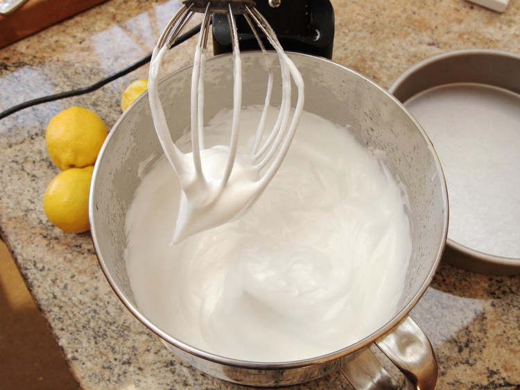 ou-înlocuitor-vegan-albușuri-ou-aquafaba-cireș-mazăre-mixer