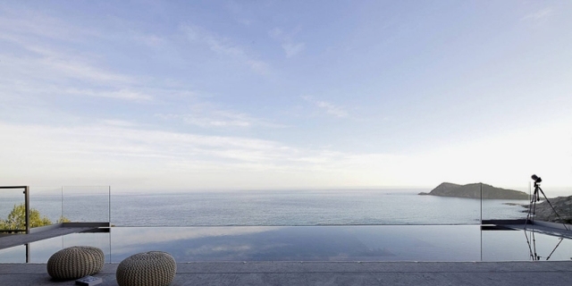 piscină infinită terasă vedere balustradă de sticlă de mare piscină infinită-terasă-vedere-întâlnire-balustradă-de-sticlă