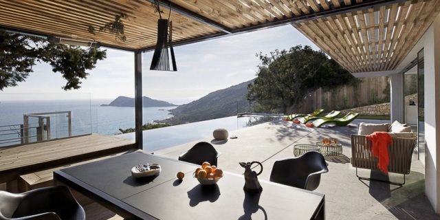 terasă acoperită zonă de luat masa mobilier negru terasa-acoperita-zona de luat masa-mobilier-negru