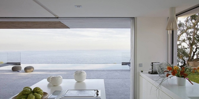 bucătărie cu insulă alb acces la terasa piscină bucătărie-insulă-alb-acces-terasă-piscină