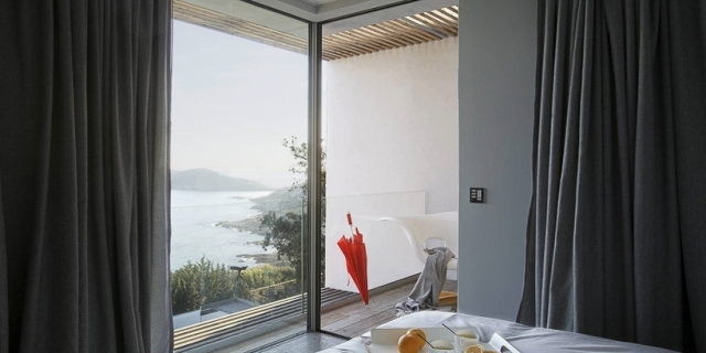 dormitor geamuri din podea până în tavan cu vedere la mare perdele groase dormitor-podea-până-tavan-geam-cu-vedere-la-mare-perdele-strânse