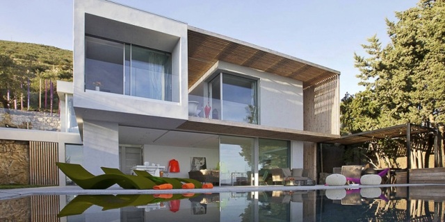 piscină infinită terasă șezlonguri fațada casei piscină infinită terasă șezlonguri șezlonguri casă de vacanță pe fațada stâncii