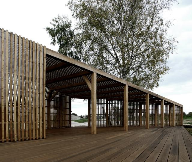 casa mica de vara din lemn natural moscova terasa lamele din lemn