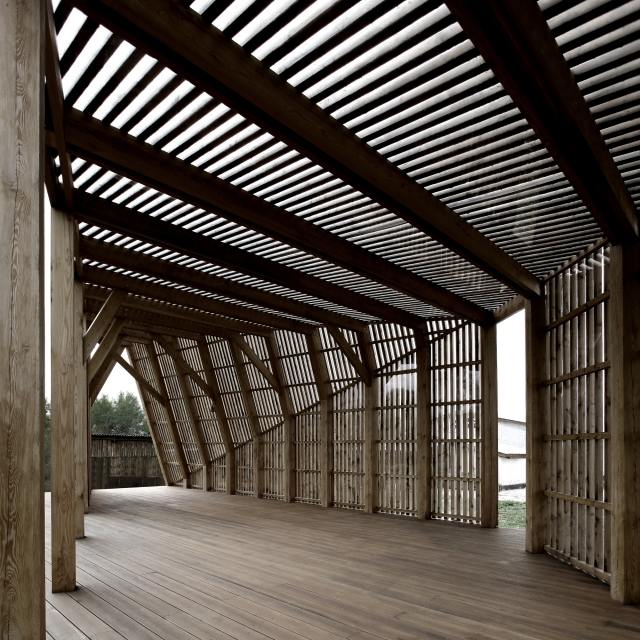 casă de vară lamele din lemn acoperiș lumină umbră joacă