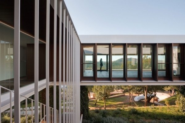 casă-modernă-pe-un-deal-ferestre-mari-din-sticlă