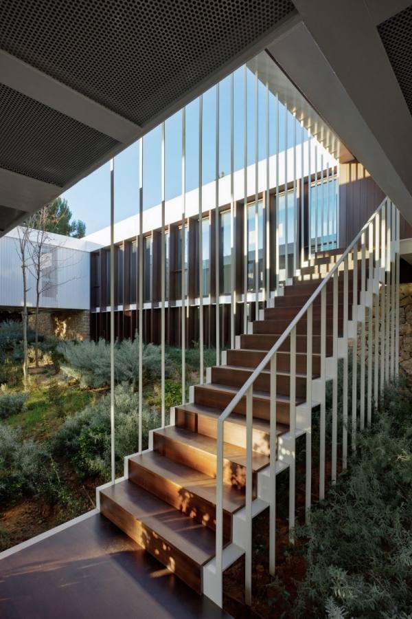 casă-modernă-pe-panta-curte-interioară