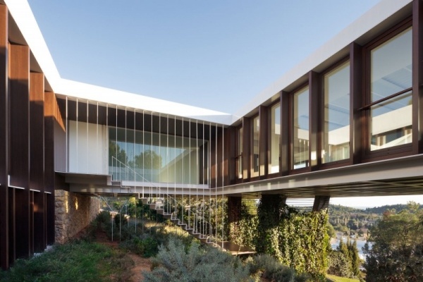 casă-modernă-pe-un-deal-curte