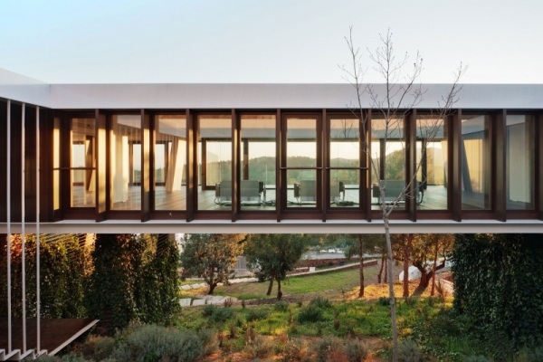 casa-moderna-pe-o-panta-constructie-plutitoare