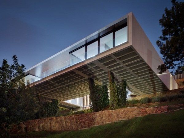 casă-modernă-pe-o-pantă-construcție-plutitoare-panta-abruptă