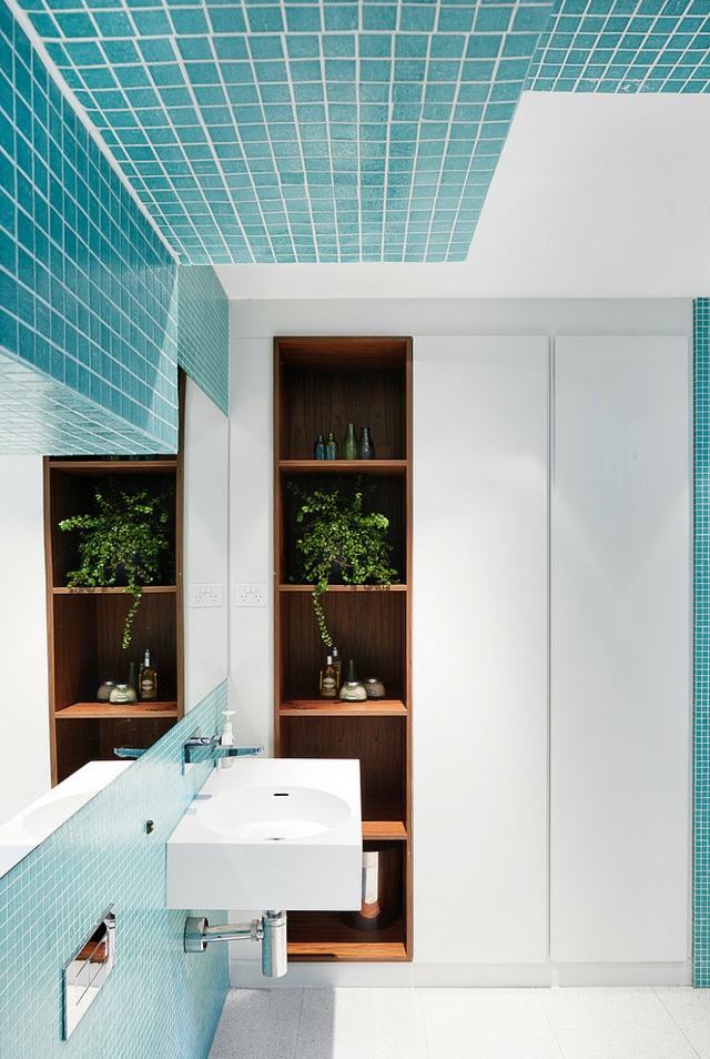 Camere cu gresie de sticlă dulap baie baie aspect lemn Baie-cu-gresie-format-mic-din-sticla