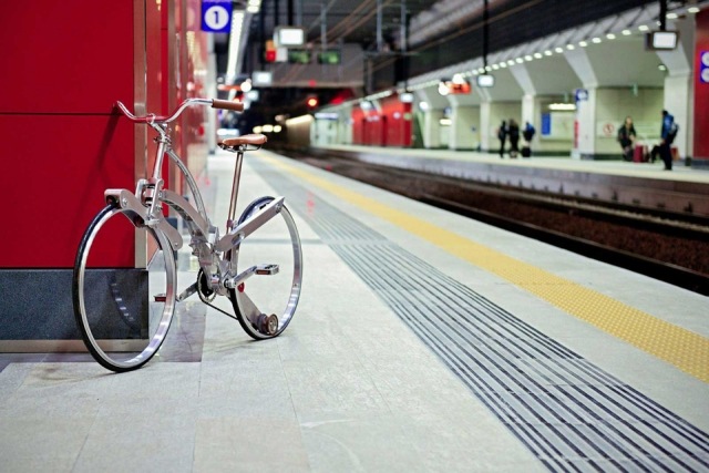 Alegeți suprafețe netede și confortabile imagine de metal pliabil bicicletă de metrou