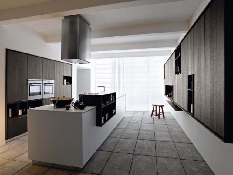Bucătărie solidă din lemn - cu un design modern Bucătărie amenajată-insulă de gătit-alb-rafturi-moderne
